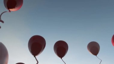 Eğlenceli bir parti ve kutlama. Arka planda bir sürü renkli balon. Açık havada ve arka planda balonlar. Günbatımı gökyüzünde uçuşan renkli balonlar..