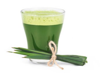 Genç arpa toz ve içki. Detoks superfood üzerinde beyaz izole.