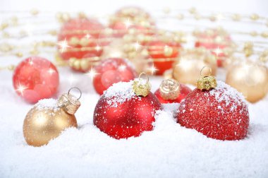 Noel süslemeleri karda