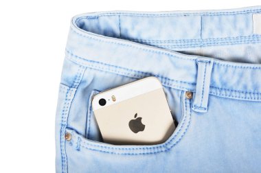 Chlumcany, Çek Cumhuriyeti, 10 Mart 2015: beyaz bir arka plan üzerinde izole Apple iphone 5'ler bir mavi kot cebinde