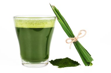 Genç arpa toz ve içki. Detoks superfood üzerinde beyaz izole.