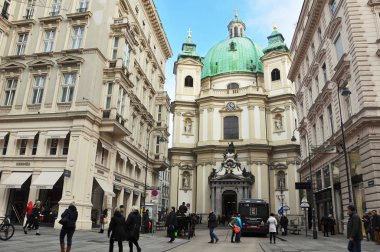 Viyana, Avusturya, 26 Kasım 2016: Aziz Peter Kilisesi (Peterskirche) Petersplatz üzerinde alışveriş caddesi başkenti Viyana Avusturya Graben