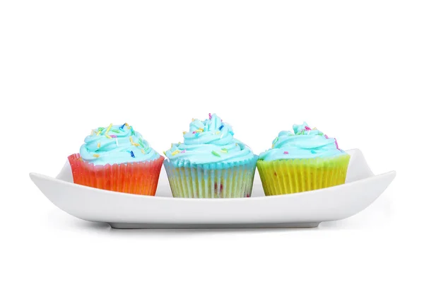 Tres Cupcakes Con Glaseado Azul Placa Aislada Sobre Fondo Blanco — Foto de Stock