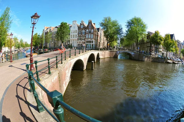 Amsterdam, Hollanda, 3 Eylül 2017: Amsterdam, balık-gözü Fotoğraf Kanal kemer, güneşli gün