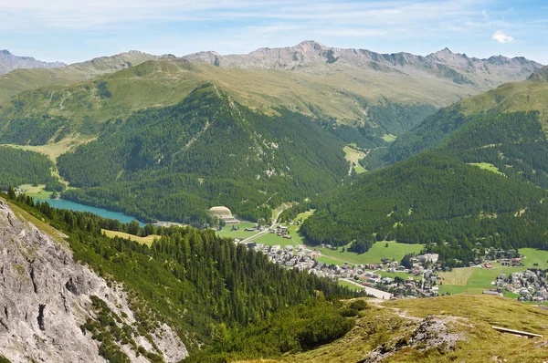Dağ ve vadi, Graubunden, İsviçre Davos kasabada güzel manzaraya