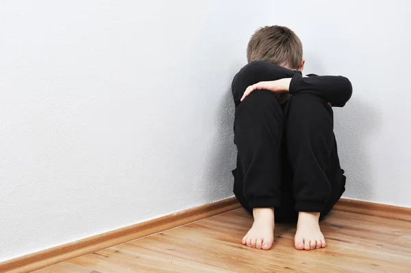 Pequeño Niño Maltratado Llorando Esquina Casa Debido Violencia Doméstica — Foto de Stock