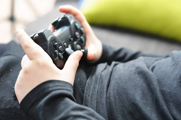 Niño Pequeño Jugando Videojuegos Concéntrate Sus Manos Con Mando Distancia —  Fotos de Stock