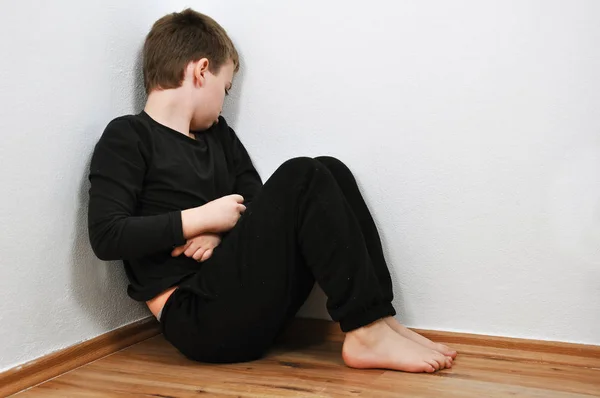 Piccolo Ragazzo Maltrattato Che Piange Angolo Della Sua Casa Causa — Foto Stock