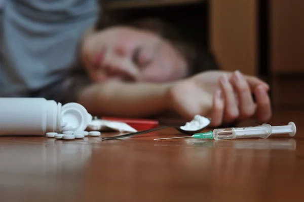 Jovem Caiu Chão Com Essencial Drogas Lado Dela Imagem De Stock