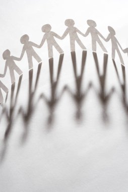 Tamamen duran ve onların elleri kavramı holding kağıt insanlar