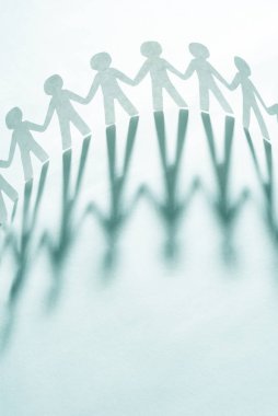 Tamamen duran ve onların elleri kavramı holding kağıt insanlar