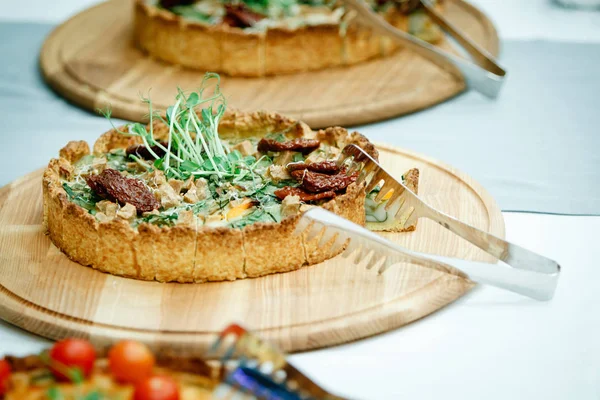 Pasteles Con Brotes Parte Superior Cortados Trozos Una Mesa Banquete — Foto de Stock