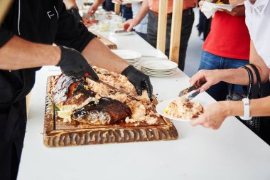 bir ziyafette Gıda seçimi mavi elbiseli adamlar