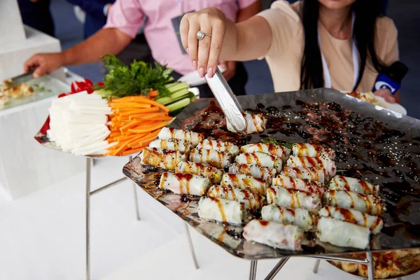 Hombres Trajes Azules Eligiendo Comida Banquete — Foto de Stock