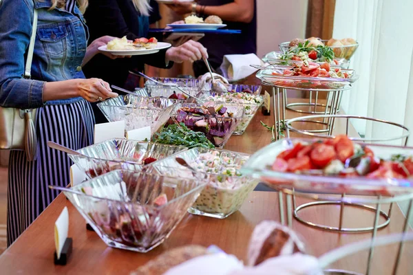 Las Manos Las Mujeres Tomando Alimentos Con Cubiertas Verduras Ensaladas — Foto de Stock