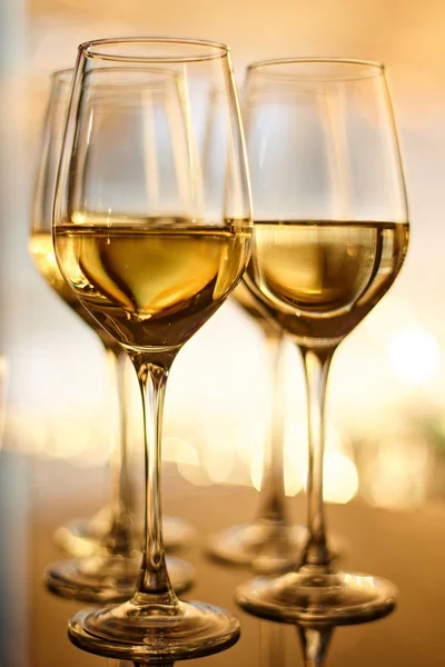 Several Glasses White Wine Reflective Surface — Stock Photo, Image