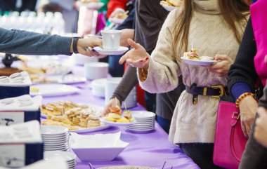 Bir başka kahve kahve molası bir iş toplantısında geçmek üstünde kadın elinde
