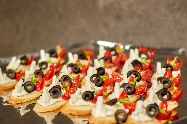 Canapés Com Azeitonas Queijo Feta Tomates Ervas Que Encontram Fileiras — Fotografia de Stock