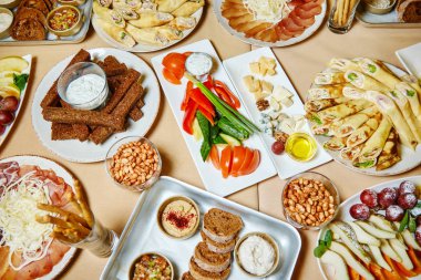 Masada lezzetli yemekler var.