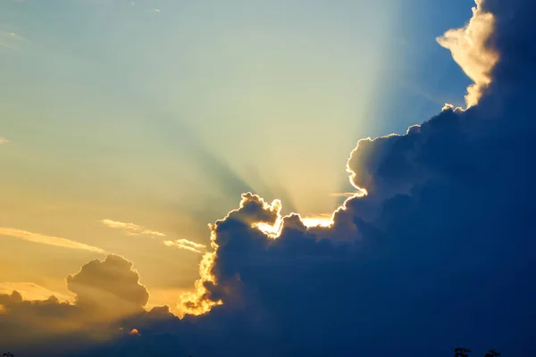 Himmel mit Wolken bei Sonnenuntergang — Stockfoto