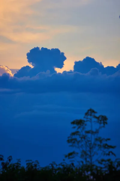 Himmel mit Wolken bei Sonnenuntergang — Stockfoto