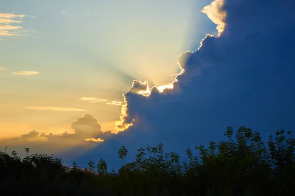 Himmel mit Wolken bei Sonnenuntergang — Stockfoto