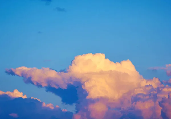 Himmel mit Wolken bei Sonnenuntergang — Stockfoto