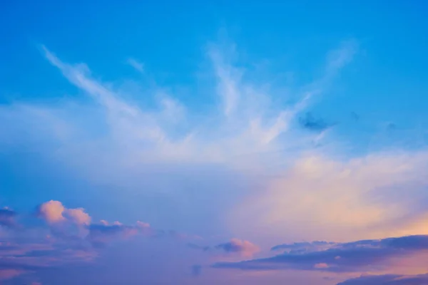 Himmel mit Wolken bei Sonnenuntergang — Stockfoto