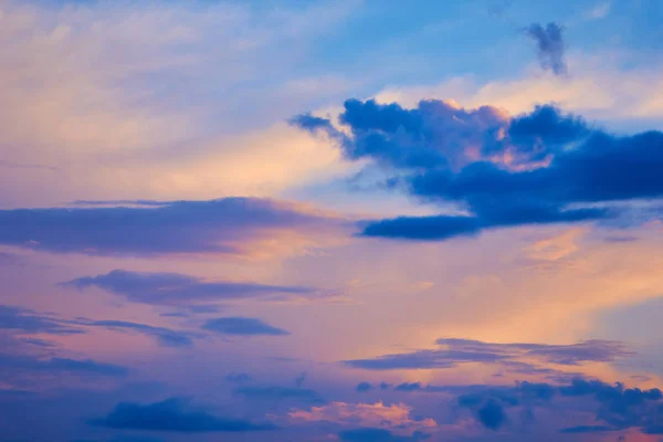 Himmel mit Wolken bei Sonnenuntergang — Stockfoto