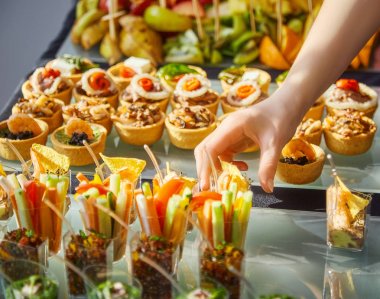 Masada lezzetli yemekler var.