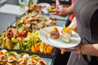 Masada lezzetli yemekler var.