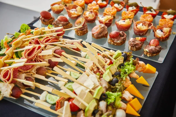 Heerlijk eten op tafel — Stockfoto