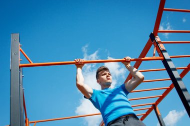 Sporcu eğitimi alıyor.