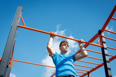 Sporcu eğitimi alıyor.