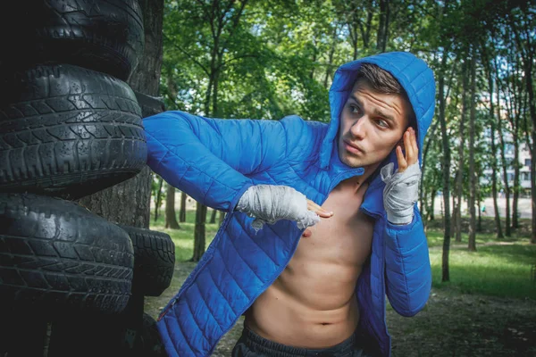 Joven boxeador en entrenamiento — Foto de Stock