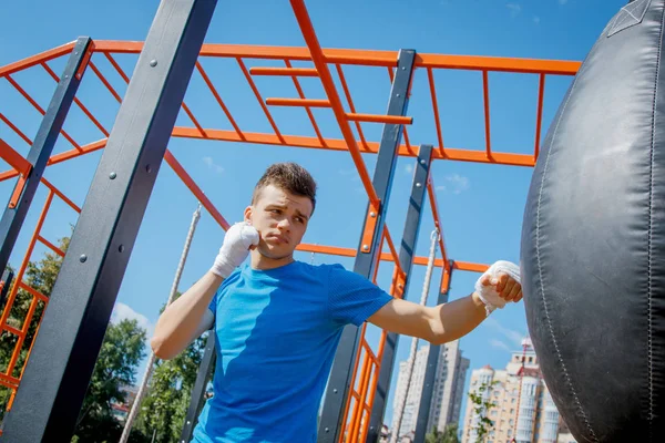 Joven boxeador en entrenamiento —  Fotos de Stock