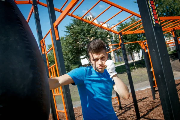 Jovem boxeador em formação — Fotografia de Stock