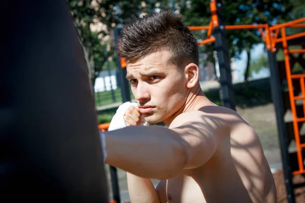 Joven boxeador en entrenamiento —  Fotos de Stock