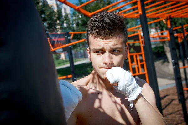 Joven boxeador en entrenamiento —  Fotos de Stock