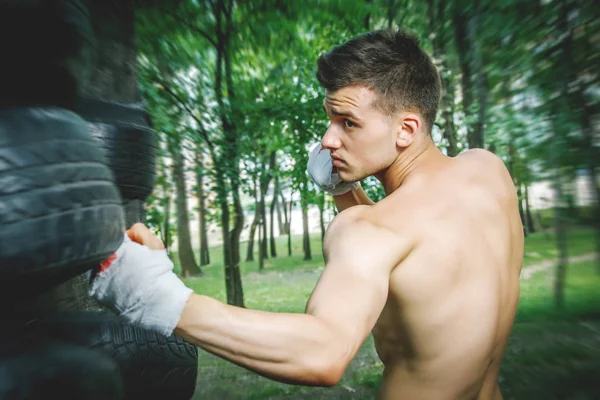 Joven boxeador en entrenamiento —  Fotos de Stock