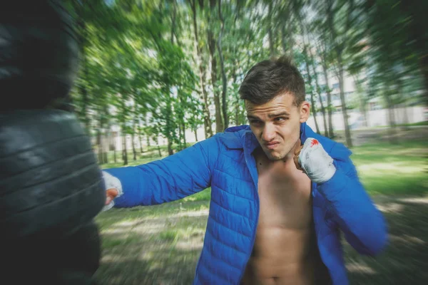 Joven boxeador en entrenamiento — Foto de Stock