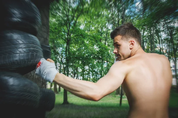 Joven boxeador en entrenamiento — Foto de Stock