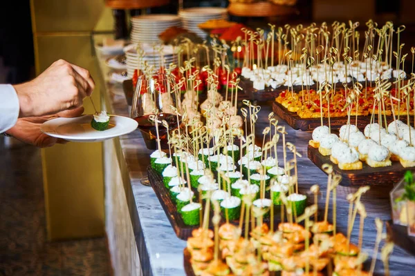 Tatilde çok lezzetli atıştırmalıklar, yiyecekler ve ikramlar.