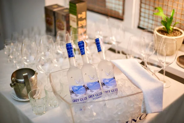 Alkollü içecekler buzda yatar ve misafirleri bekler.