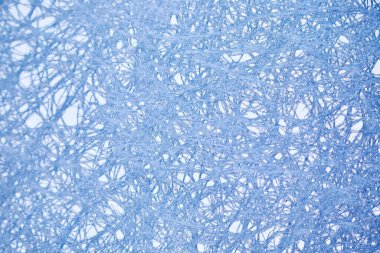 Beyaz bir grupta mikroskop altında çekilmiş beyaz bir kağıt.