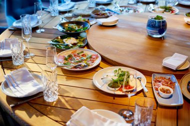 Güzel bir restoranda gurme yemeği, pahalı yemekler.