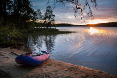 Rusya 'nın doğası. Karelia Cumhuriyeti. Ufuktaki adalar. Vahşi doğa. Gölde sakin ol. Chirka-Kem Nehri.