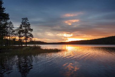 Rusya 'nın doğası. Karelia Cumhuriyeti. Ufuktaki adalar. Vahşi doğa. Gölde sakin ol. Chirka-Kem Nehri.