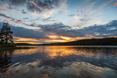 Rusya 'nın doğası. Karelia Cumhuriyeti. Ufuktaki adalar. Vahşi doğa. Gölde sakin ol. Chirka-Kem Nehri.
