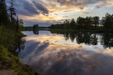 Rusya 'nın doğası. Karelia Cumhuriyeti. Ufuktaki adalar. Vahşi doğa. Gölde sakin ol. Chirka-Kem Nehri.